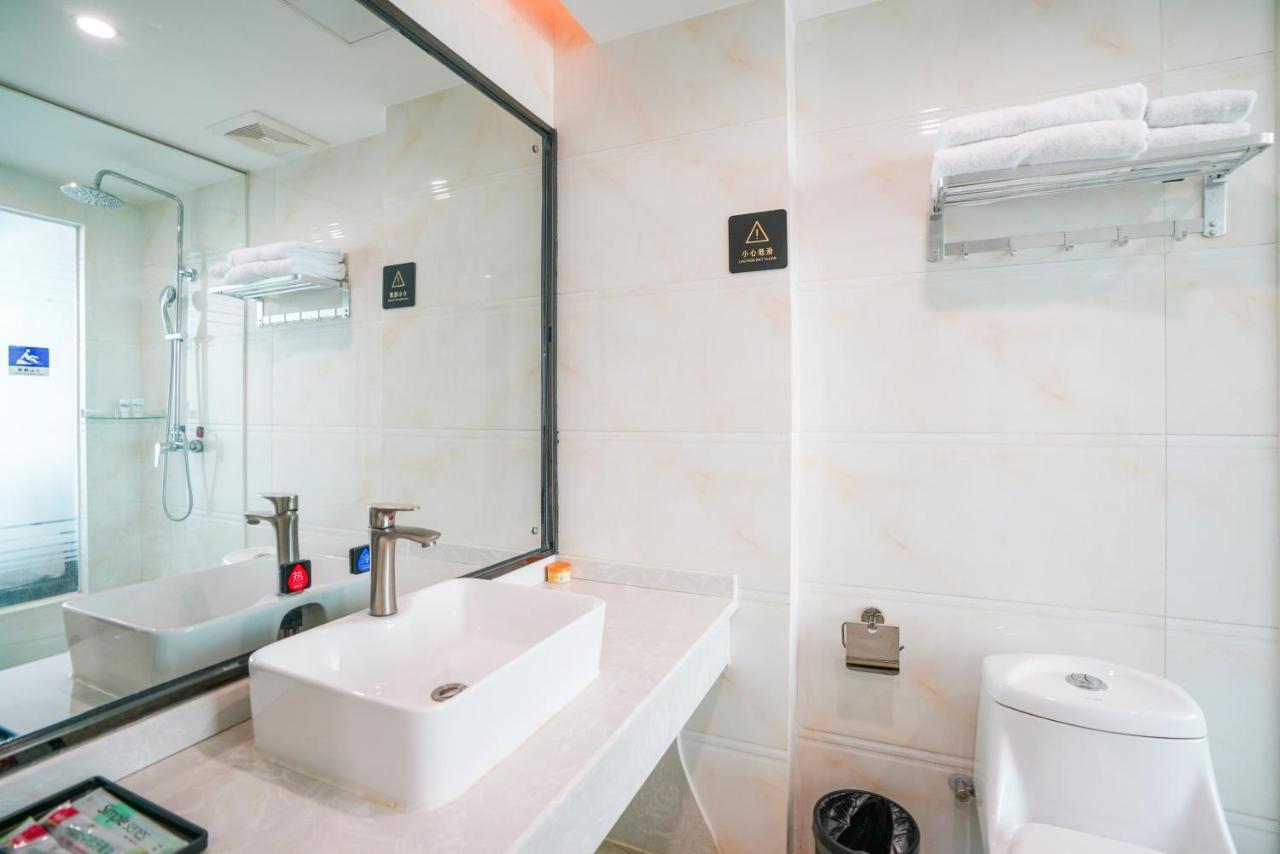 Felice Hotel-Guangzhou Baiyun International Airport Renhe Metro Station Branch גואנגג'ואו מראה חיצוני תמונה